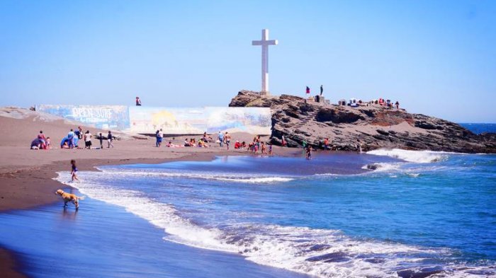 Niño de 11 años murió tras ser aplastado por un castillo de arena en playa de Curanipe