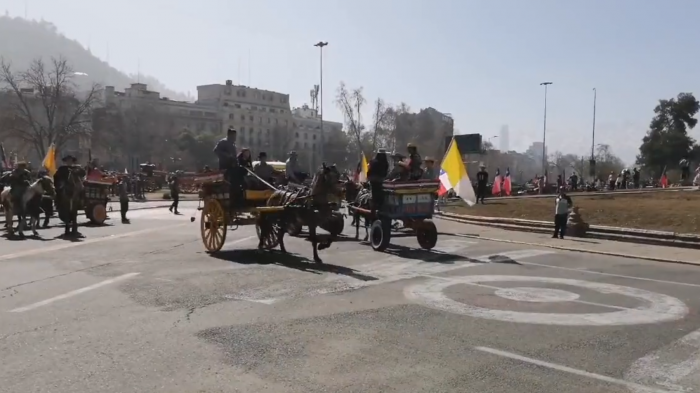 Carabineros detiene a conductor que atropelló con una carreta a ciclistas en la Alameda