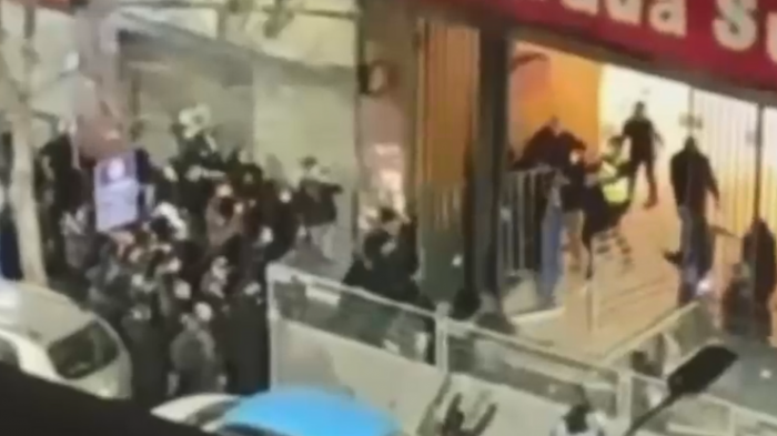 Lanzaron rejas y botellas: Asistentes a concierto de metal protagonizan serios incidentes en Teatro Caupolicán