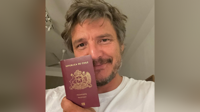 ¿Viene a votar a Chile? Pedro Pascal sorprende con imagen de su pasaporte y mensajes sobre el plebiscito