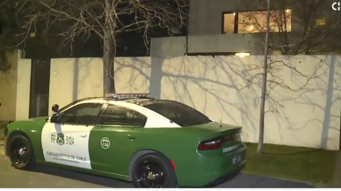 Violento asalto en domicilio de Vitacura: Delincuentes abordaron a dueño de casa y amenazaron a 17 personas