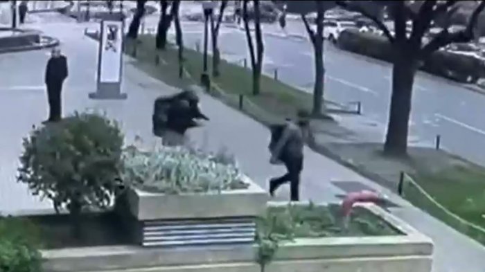 El momento en que ladrones se marchan cargando $600 millones en sacos de banco en Las Condes