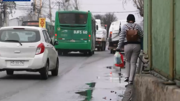 Chile a medias: Vecinos de San Bernardo se quedaron sin vereda por obras del Metro
