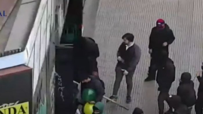 El momento en que se inició la golpiza a Simón Boric por grupo que saqueaba local