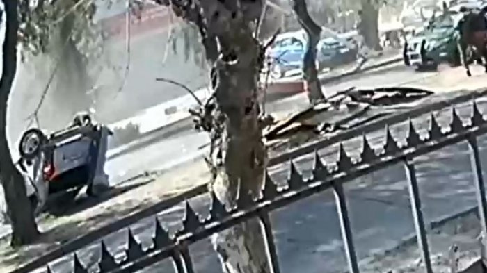 Auto terminó volcado tras persecución en Conchalí: Adolescente que nada tenía que ver terminó herido