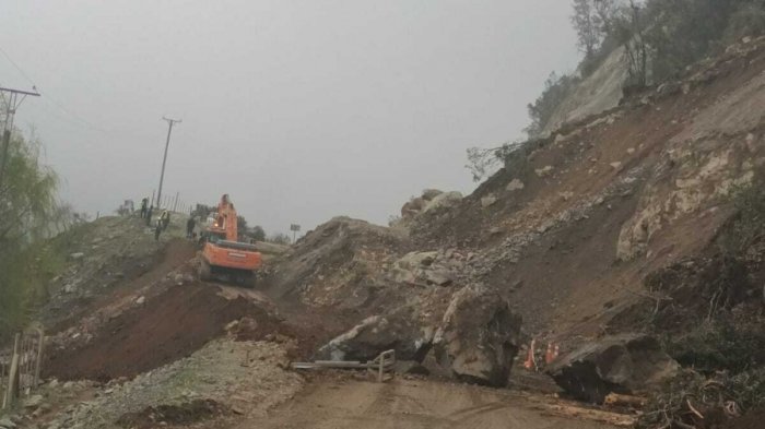 Corte de camino tras derrumbe en Linares: Más de 2 mil personas no podrían votar para el Plebiscito