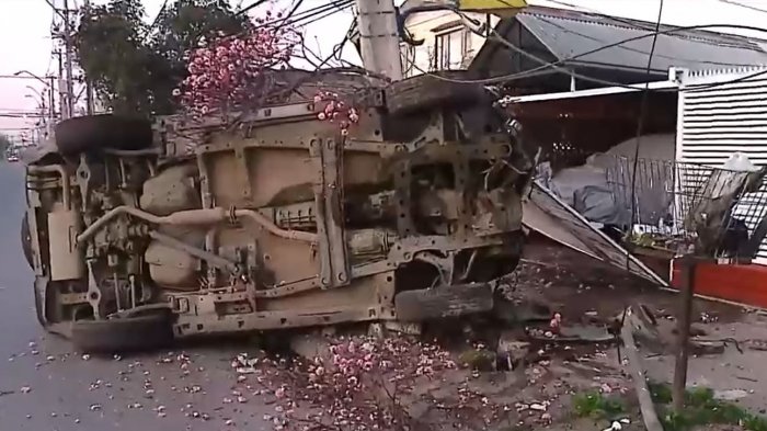 Aparatoso choque en Maipú: Auto terminó dado vuelta tras impactar poste y botar portón de casa