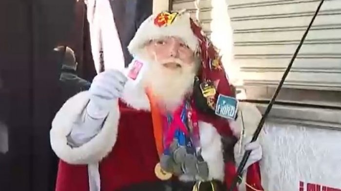 Pillan votando al Viejo Pascuero maratonista: 