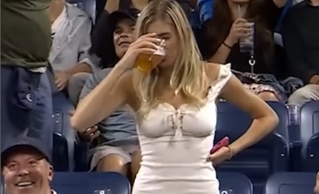 En menos de 8 segundos: Mujer se volvió viral por tomar su cerveza 