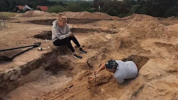 Hoz en el cuello y candado en el pie: Encuentran restos de 