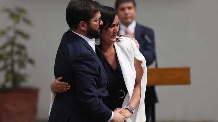 Entre lágrimas: El abrazo del pdte. Boric e Izkia Siches por su salida del Ministerio del Interior