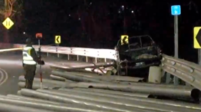 Mujer murió al ser aplastada por cilindros de acero que cayeron desde un camión en la carretera