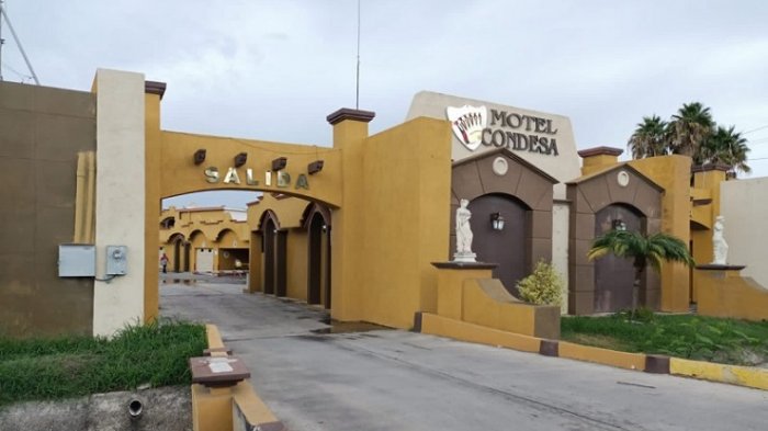 Pareja muere intoxicada por monóxido de carbono en motel de México tras olvidar apagar el auto