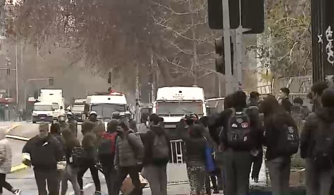 Nueva jornada de manifestaciones de estudiantes secundarios en la Alameda: Micro resultó quemada