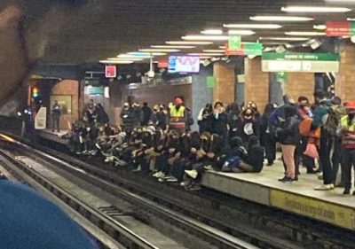 Estación Santa Ana estuvo cerrada por la presencia de personas sentadas al borde del andén