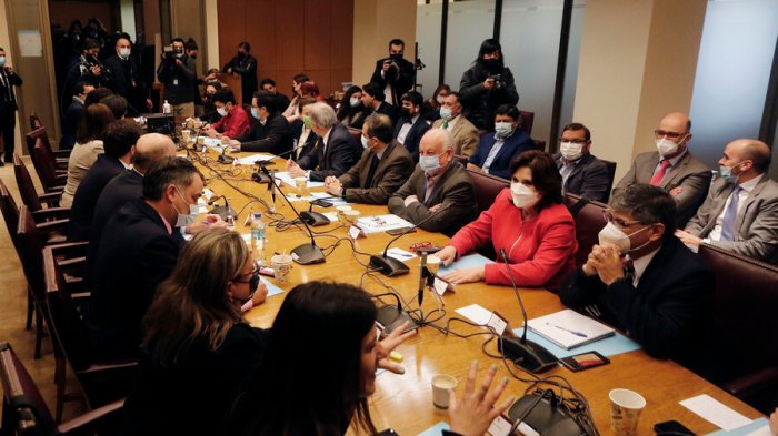 Sin plazos definidos: Partidos políticos tuvieron primera reunión para abordar continuidad del proceso constituyente