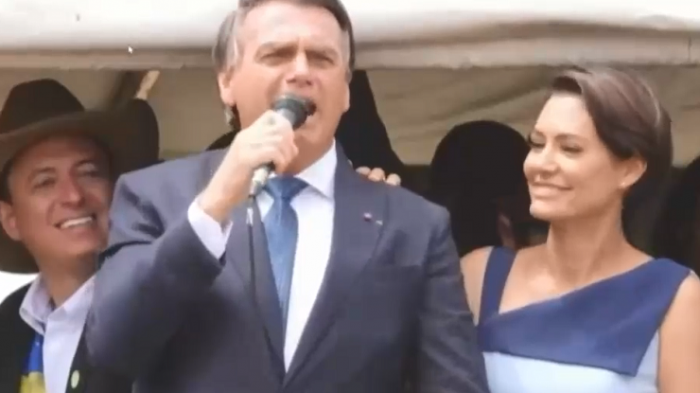Bolsonaro, nuevamente en la polémica: Se refirió a su potencia sexual en discurso al lado de su esposa