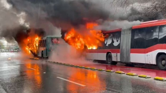 Dos buses resultaron quemados en inmediaciones del INBA