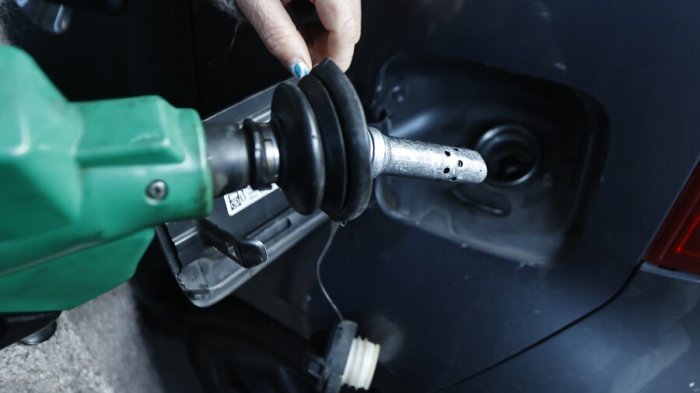 Bencinas bajan, pero nunca está de más cotizar: El mapa para encontrar la más barata en tu ciudad