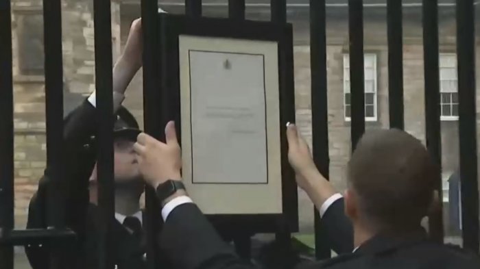 El momento en que guardias reales del Palacio de Buckingham informaron la muerte de la reina Isabel II