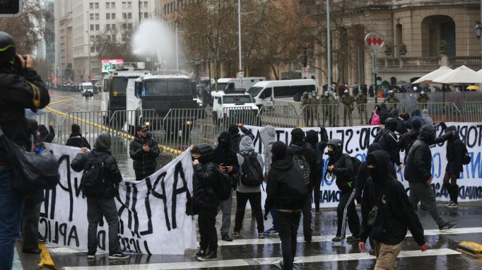 Saqueos y dos buses quemados: Así fue la jornada de manifestaciones en el centro de Santiago