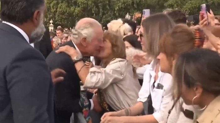 Mujer le dio un beso al rey Carlos III a su llegada al Palacio de Buckingham: Aseguró que él la dejó