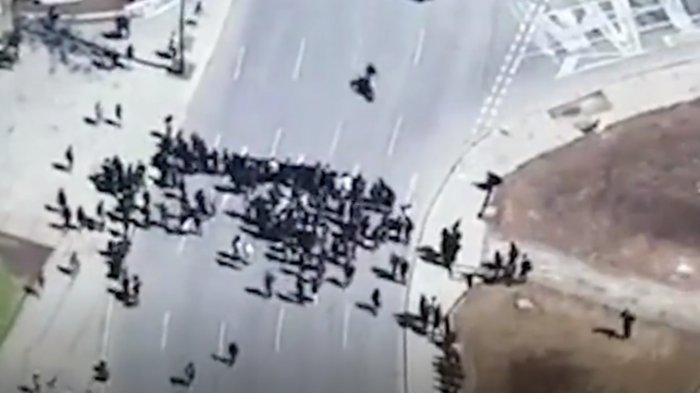 Intentó darse a la fuga: Detienen a motorista que atropelló a manifestante en Plaza Italia