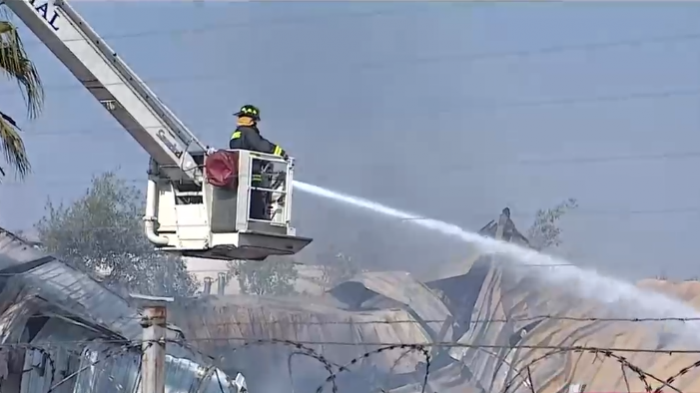 Gran incendio afectó a una fábrica de abarrotes en Quilicura: Guardias dieron aviso a Bomberos