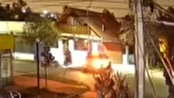 Captan ahora a motochorros realizando portonazo en La Cisterna: Amenazaron con armas de fuego