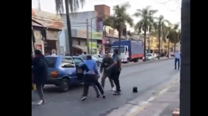 Patadas, combos y empujones: Captan violenta pelea entre conductores en plena calle en Argentina