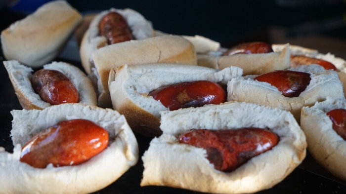 ¿A fuego lento y sin cortes al medio? Estos son los secretos para preparar el mejor choripán