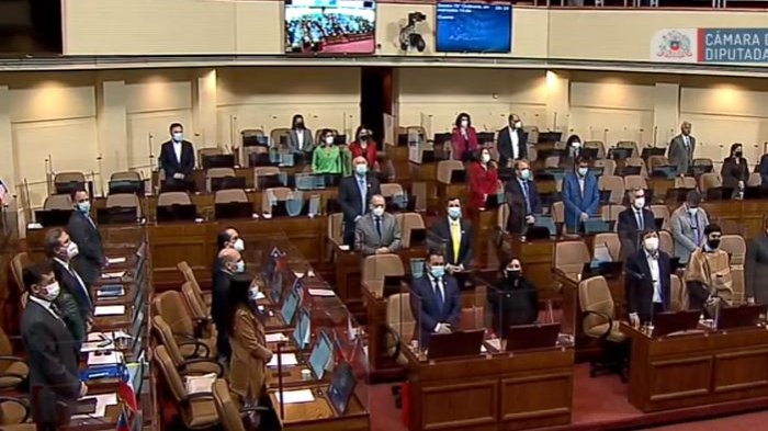 Cámara realizó un minuto de silencio por muerte de reina Isabel II