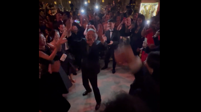 Sacó los pasos prohibidos: Abuelo de El Juego del Calamar la rompió con efusivo baile en los Emmy