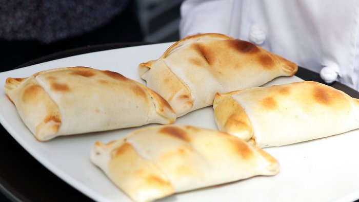 Sí, somos aguafiestas: Estas son las calorías que tienen empanadas, asados y otras comidas típicas dieciocheras