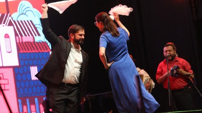 Con un zapateo clásico y chaqueta puesta: Así fue el pie de cueca del pdte. Boric con la alcaldesa de Santiago