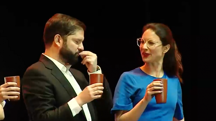 El llamativo gesto del pdte. Boric tras tomar chicha en inauguración de las fondas del Parque O'Higgins