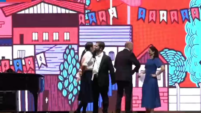 Pdte. Boric e Irina Karamanos terminan pie de cueca con un beso en inicio de fondas del Parque O'Higgins