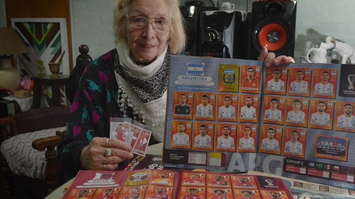 Abuela de 75 años gastó toda su pensión comprando láminas para completar álbumes del Mundial