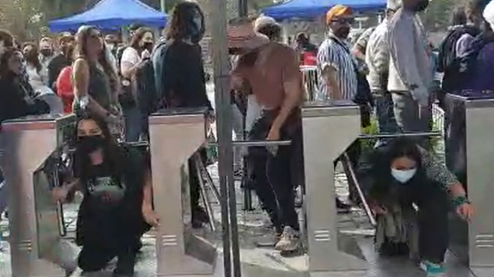 Personas pasaron por abajo de torniquetes del Parque O'Higgins: Organización acusó 