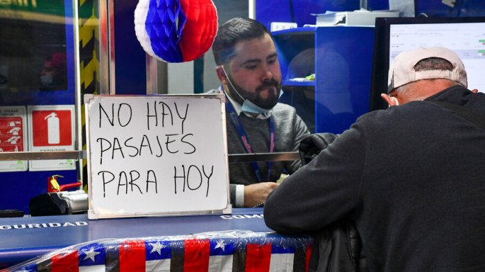 Masiva salida en terminales de Santiago por Fiestas Patrias: Se registraron problemas con Pase de Movilidad