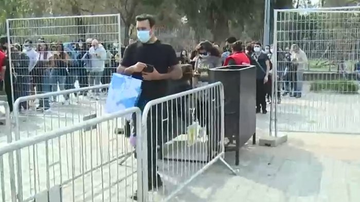 Con retraso, poca paciencia y mucha hambre: Así comenzaron oficialmente las fondas de Fiestas Patrias