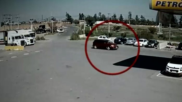 Arrastran a bombero para no pagar bencina: Perdió el conocimiento y se encuentra en coma inducido