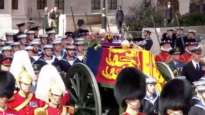 Una tarjeta sobre el ataúd: El último mensaje del rey Carlos III a su madre Isabel II
