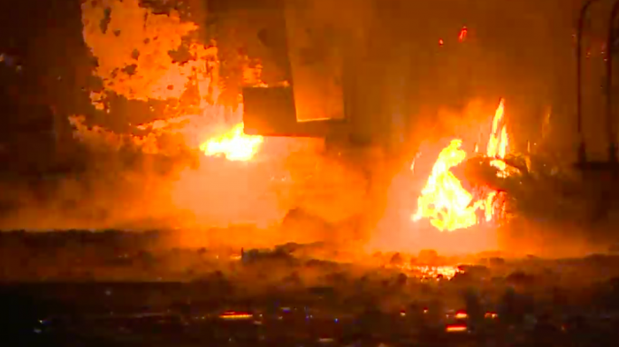 Lanzan bombas molotov a camiones destinados al transporte de carne: Grupo vegano se adjudicó el ataque