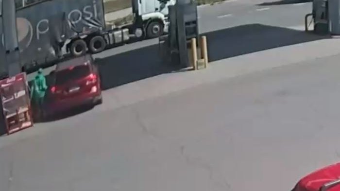 Buscan a conductora responsable de atropellar y dejar en coma a bombero en bencinera