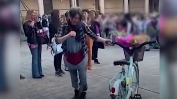 Profesora sufrió el robo de su bicicleta, pero recibió un conmovedor gesto de sus estudiantes