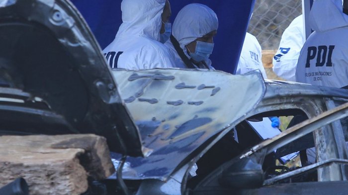 Hallaron el cuerpo calcinado de una persona dentro de auto con encargo por robo en Lo Espejo