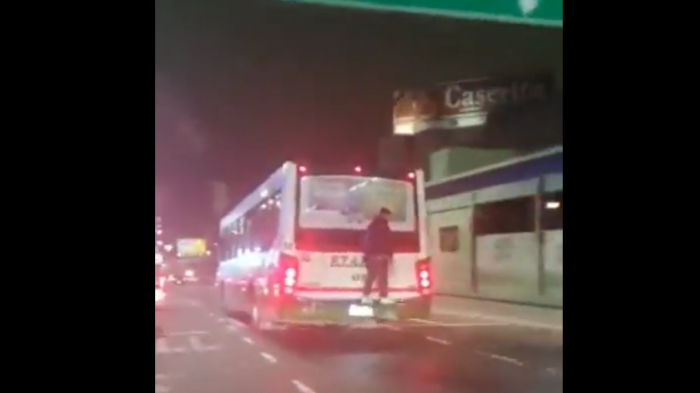 En plena autopista: Hombre viajó colgado atrás de una micro para no pagar pasaje