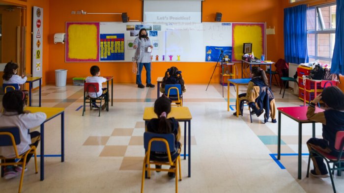 Mineduc responde: Qué se hace si hay 3 o más niños contagiados de COVID-19 en un curso