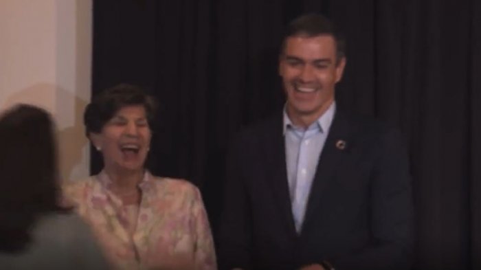 Sacó carcajadas: El gracioso momento de ministra Urrejola con el pdte. de España con micrófono abierto